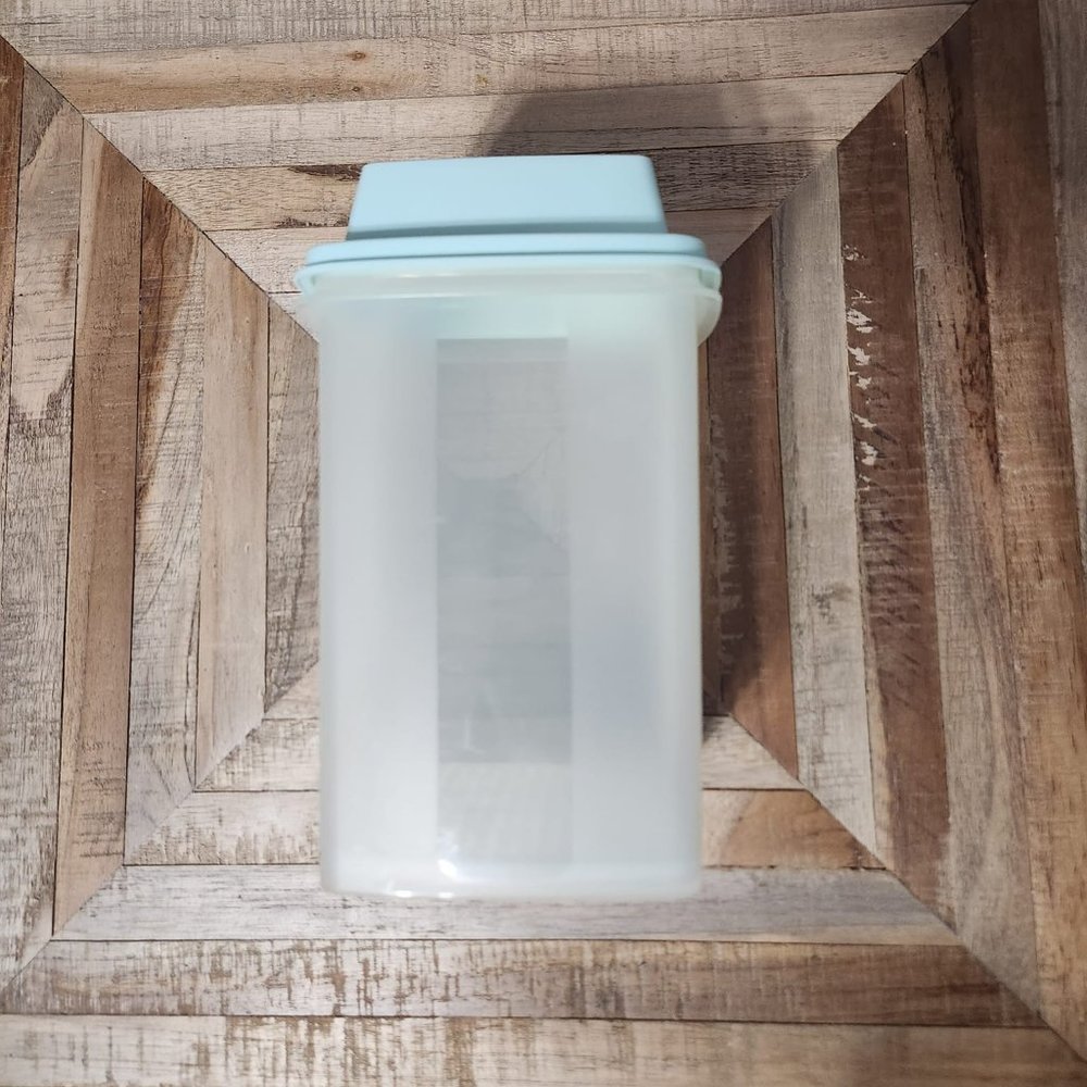Tupperware 8 1/2 " tall Pick-A-Deli Pickle Keeper Aqua Mint Lid Insert 3 pc